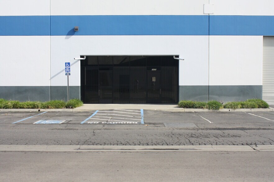Primary Photo Of 2621-2635 E Jensen Ave, Fresno Warehouse For Lease
