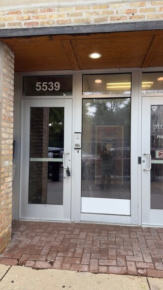 More Photos Of 5527-5543 N Broadway St, Chicago Loft Creative Space For Lease