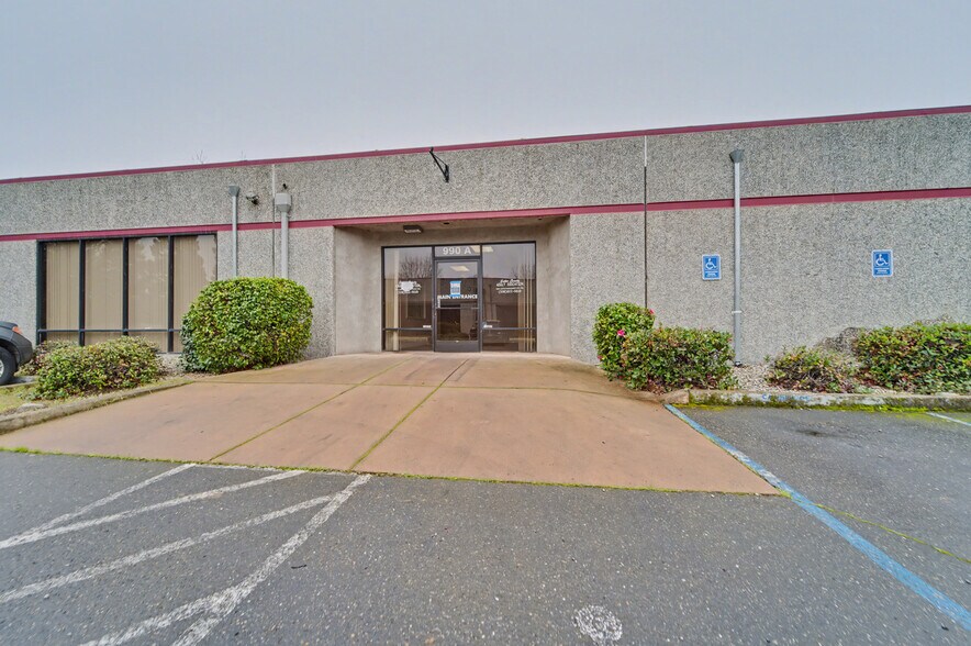 More Photos Of 990 Klamath Ln, Yuba City Flex For Lease