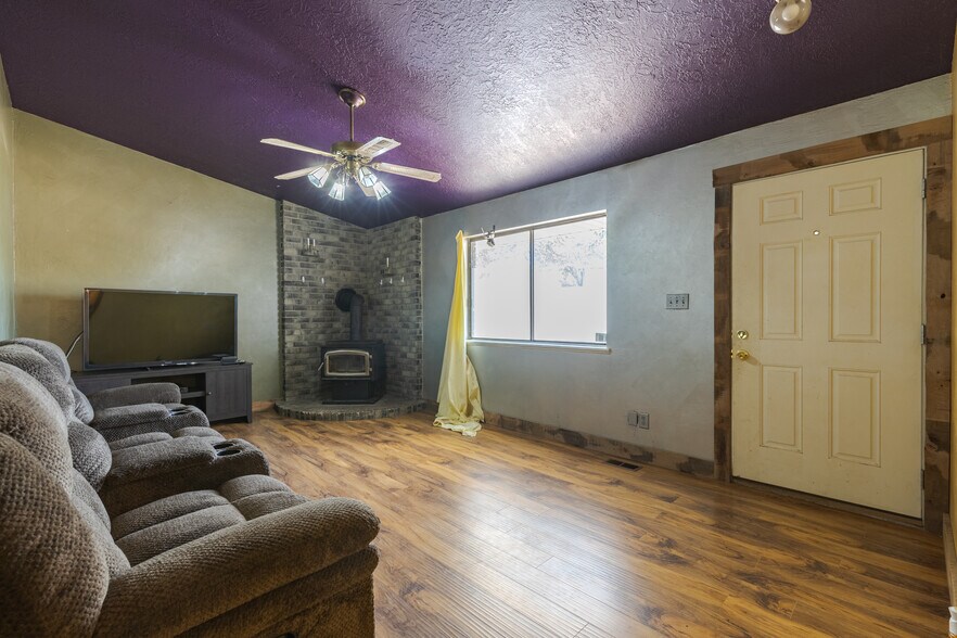 More Photos Of 481 W 100 N, Hurricane Specialty For Sale