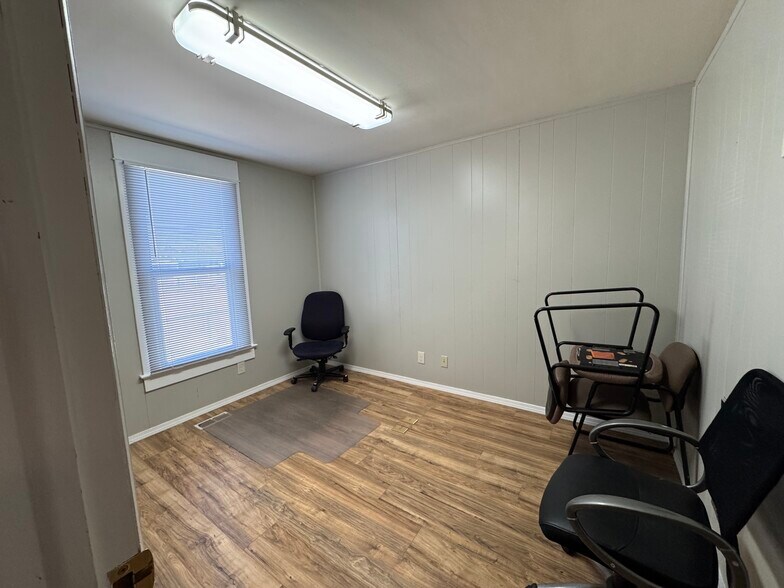More Photos Of 216 N Whitley Dr, Fruitland Office For Sale