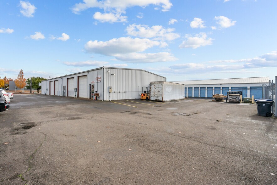 More Photos Of 999 N 1st St, Silverton Freestanding For Sale