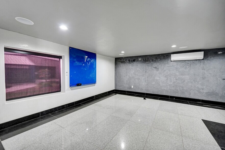 More Photos Of 2903 Wall St, Midland Office For Lease