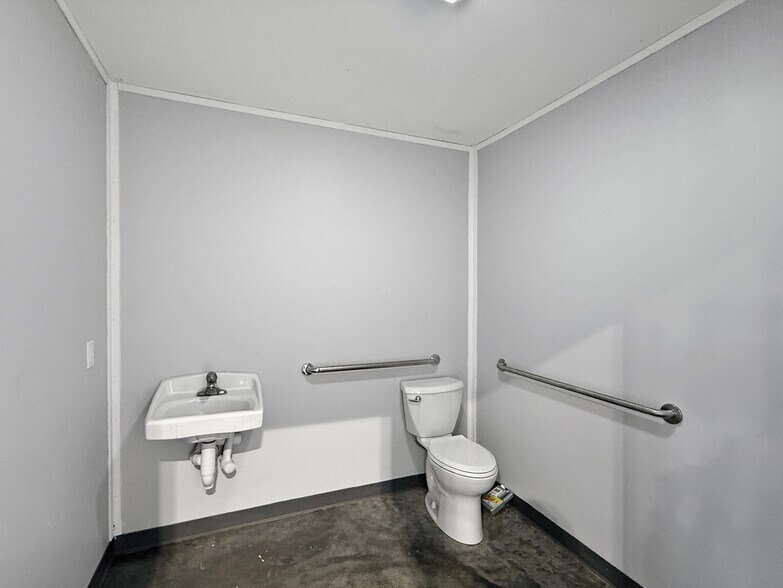 More Photos Of 606 Stagecoach Rd, Grinnell Industrial For Sale