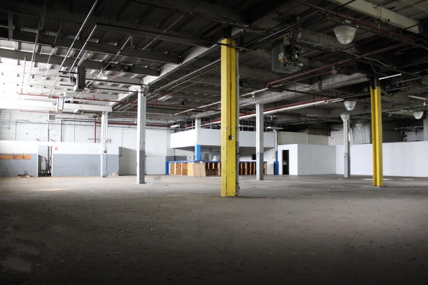 More Photos Of 4939 Van Dam St, Long Island City Warehouse For Lease