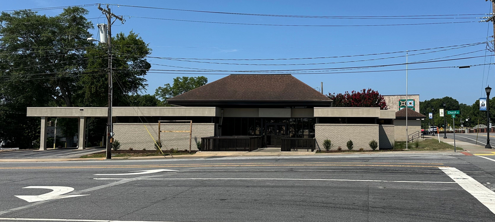 Primary Photo Of 100 Church St, Central Bank For Lease