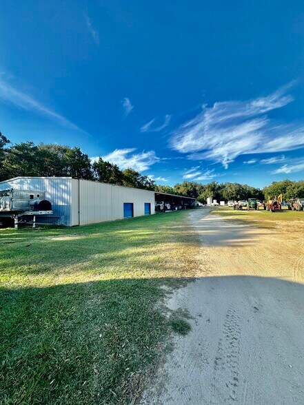 More Photos Of 465 E Collins St, Umatilla Light Manufacturing For Lease