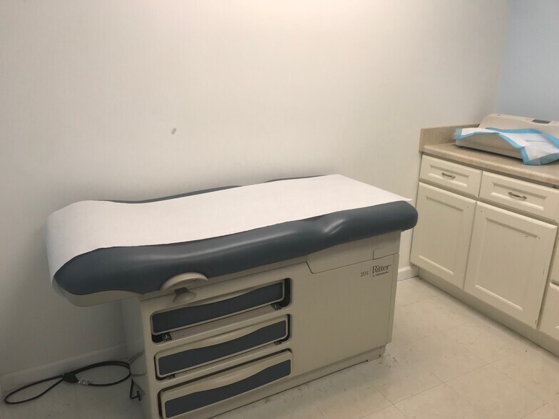 More Photos Of 535 S Broadway, Hicksville Office For Lease