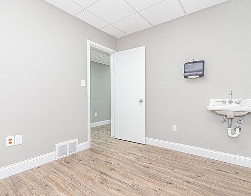 More Photos Of 16975-16991 Farmington Rd, Livonia Medical For Lease