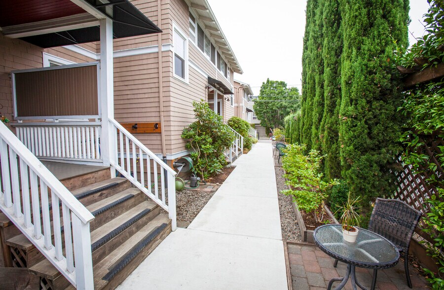 More Photos Of 1906 NW 25th Ave, Portland Apartments For Lease