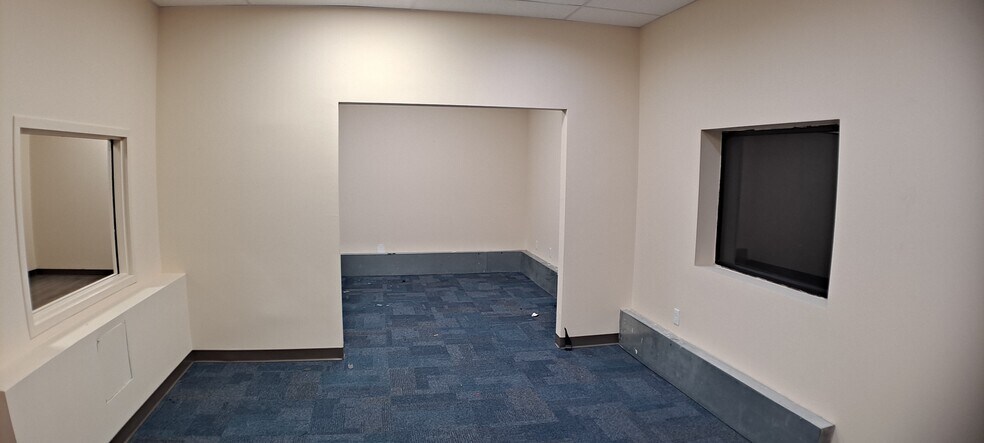 More Photos Of 5000 Park St N, Saint Petersburg Flex For Lease