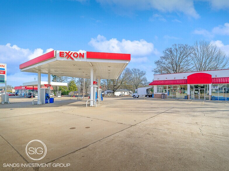 Primary Photo Of 2324 N State Line Ave, Texarkana Service Station For Sale