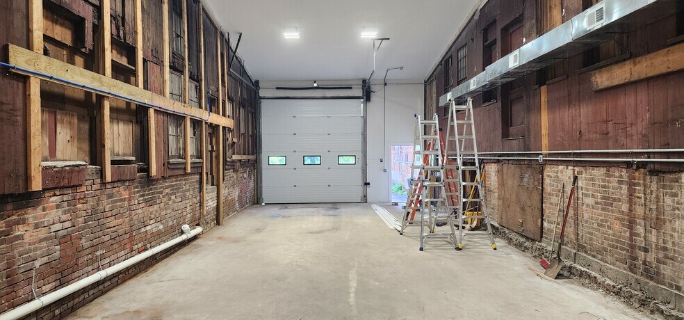 More Photos Of 141 Summer St, Plantsville Warehouse For Lease