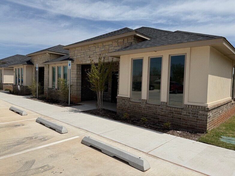 More Photos Of 2272 Camino del Plaza Ln, Edmond Office For Lease