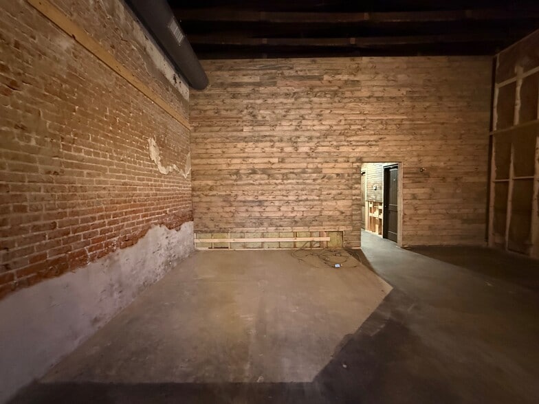 More Photos Of 217 W Main St, Tishomingo Storefront Retail Office For Lease