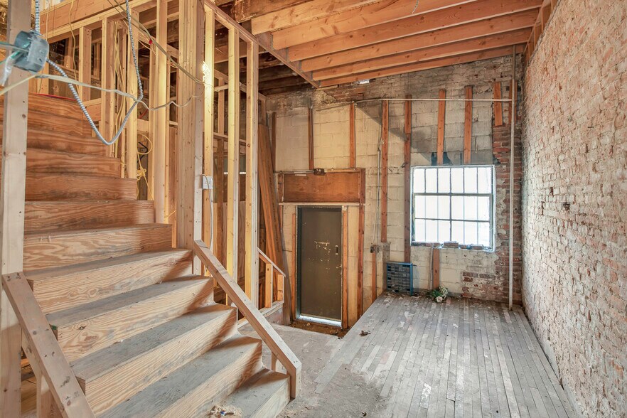 More Photos Of 6 N Saginaw St, Pontiac Storefront Retail Residential For Sale