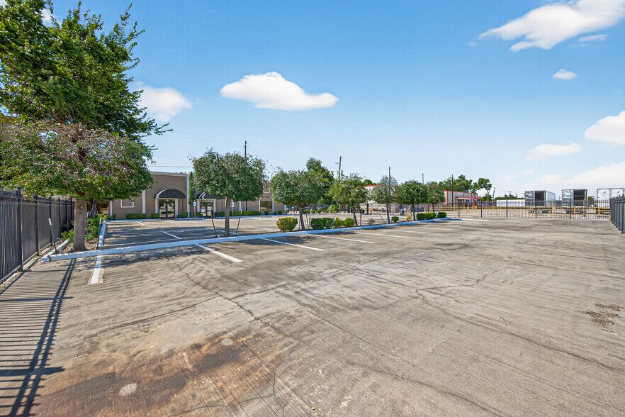 More Photos Of 918 Oak Glen Dr, Houston Industrial For Lease