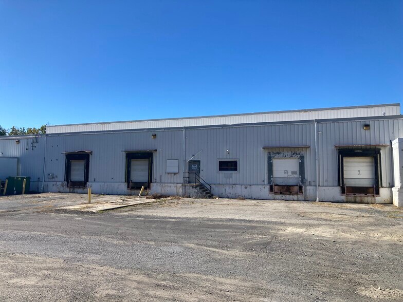 More Photos Of 1560 S Delaware Dr, Mount Bethel Industrial For Sale