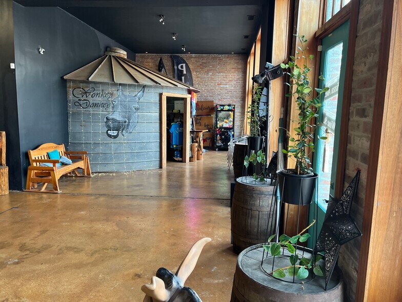 More Photos Of 503-505 S Main St, Calvert Restaurant For Sale