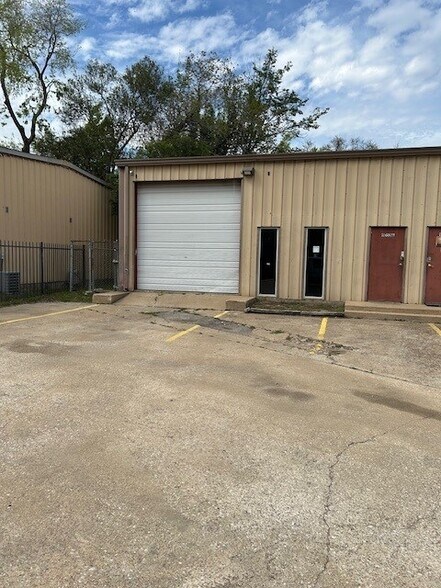 More Photos Of 9050 Emnora Ln, Houston Warehouse For Lease