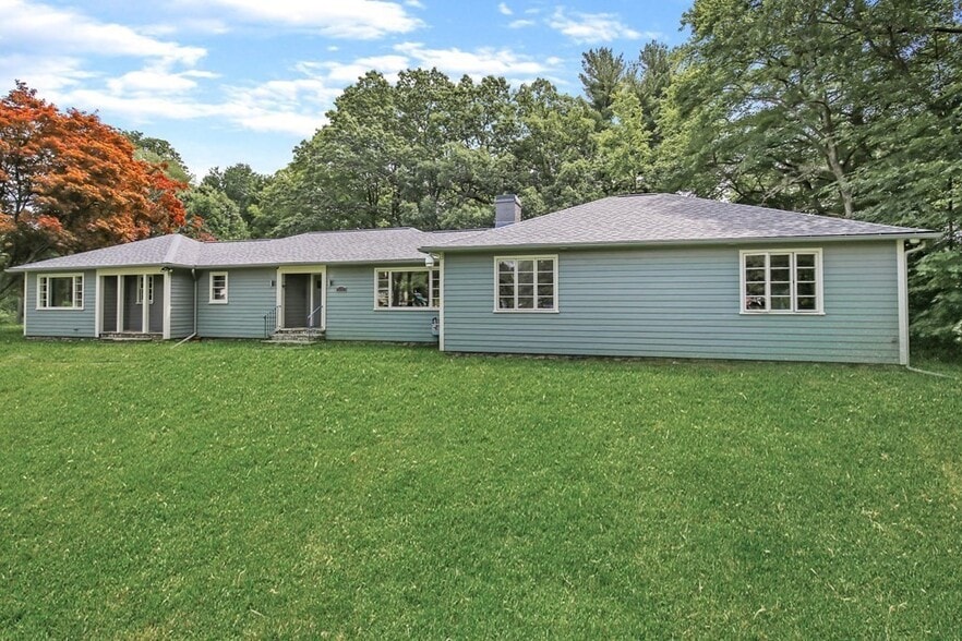 More Photos Of 538 Hartford Tpke, Shrewsbury Showroom For Sale