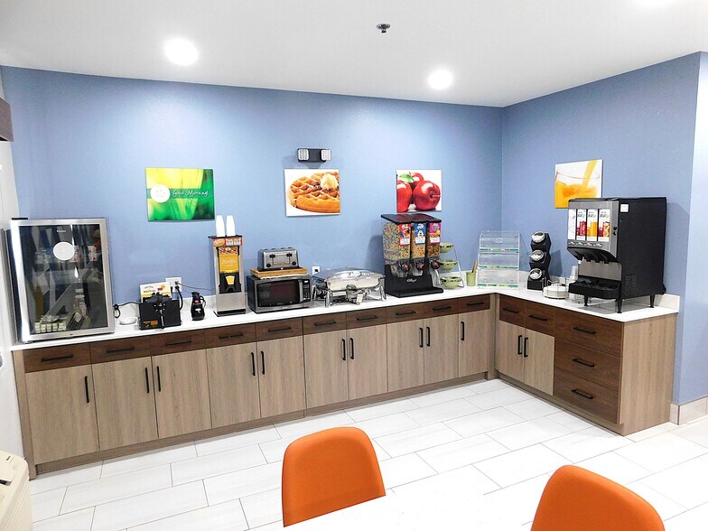 More Photos Of 1823 W Reynolds St, Pontiac Hotel For Sale