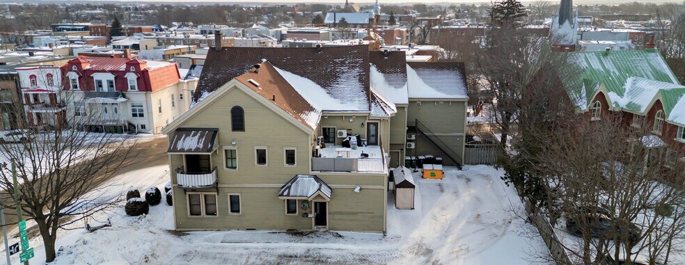 More Photos Of 1235 Rue Dessaulles, Saint-Hyacinthe Flex For Sale