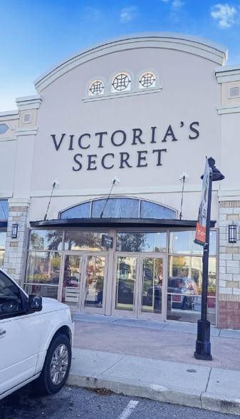 More Photos Of 303-881 N Alafaya Trl, Orlando Unknown For Lease