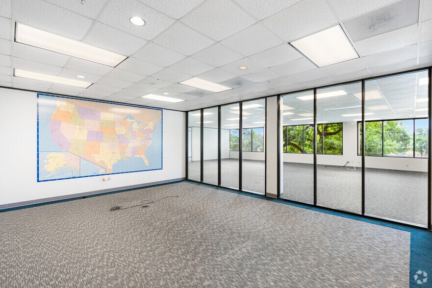 More Photos Of 8554 Katy Fwy, Houston Unknown For Lease