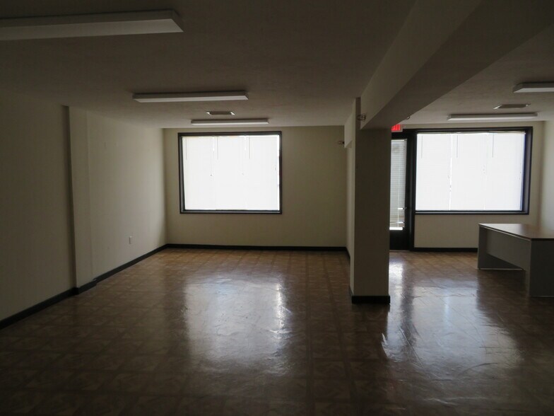 More Photos Of 801 8th Ave W, Palmetto Showroom For Lease