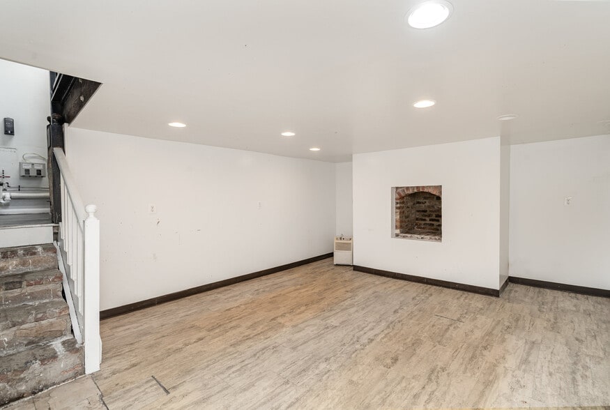 More Photos Of 826 Caroline St, Fredericksburg Storefront Retail Office For Lease
