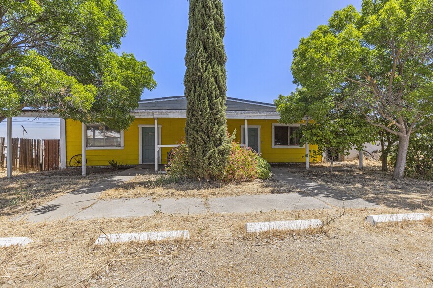 More Photos Of 245 N 7th St, Williams Light Distribution For Sale