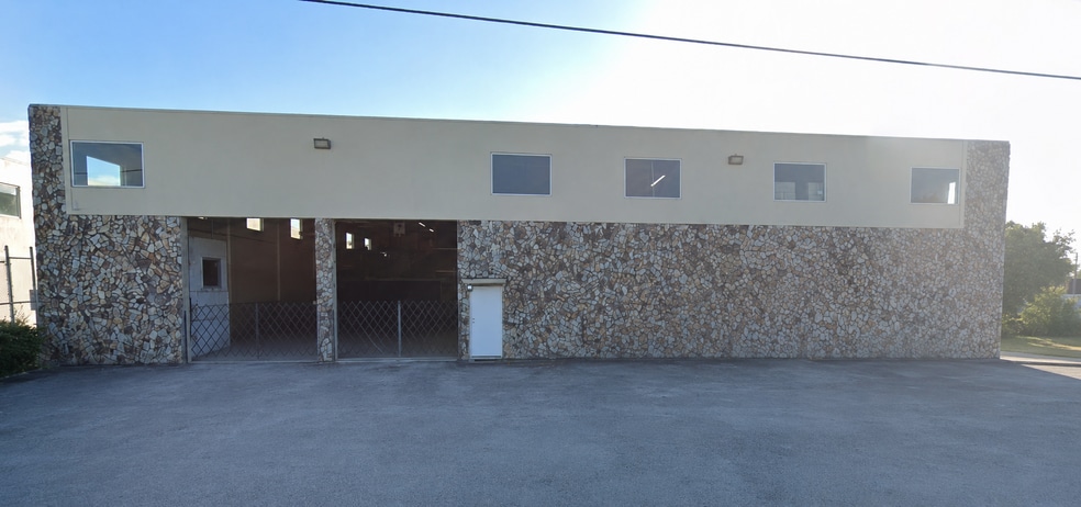 More Photos Of 455 W 26th St, Hialeah Office For Lease
