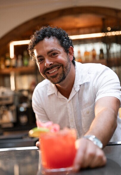 More Photos Of 527-537 State St, Santa Barbara Hotel For Lease