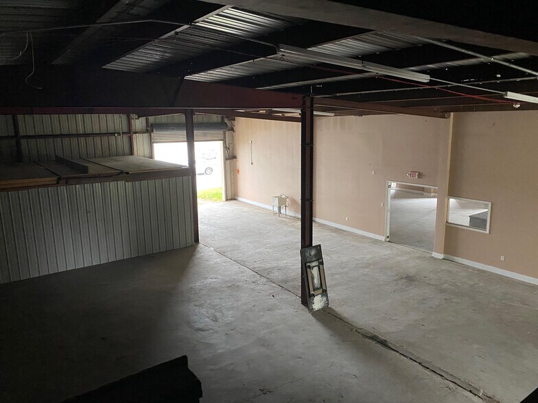 More Photos Of 1310 N ML King Jr Pky, Beaumont Light Manufacturing For Sale