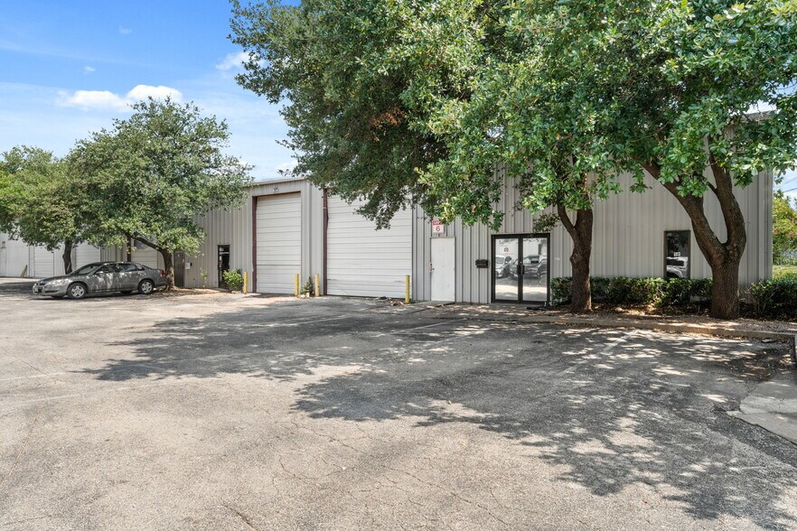 More Photos Of 204 W Powell Ln, Austin Warehouse For Lease