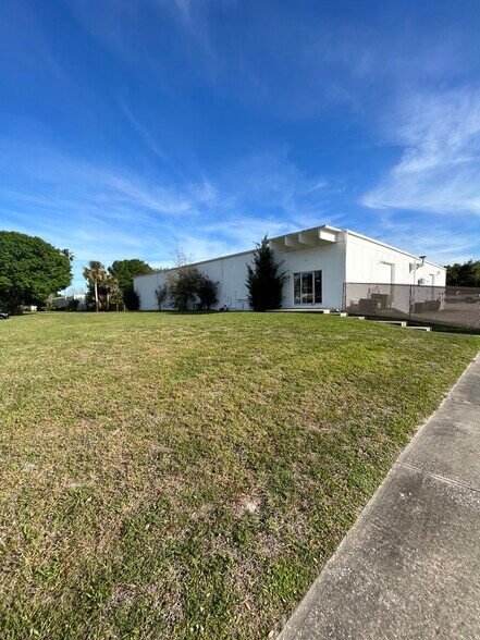 Primary Photo Of 1325 White Dr, Titusville Warehouse For Lease