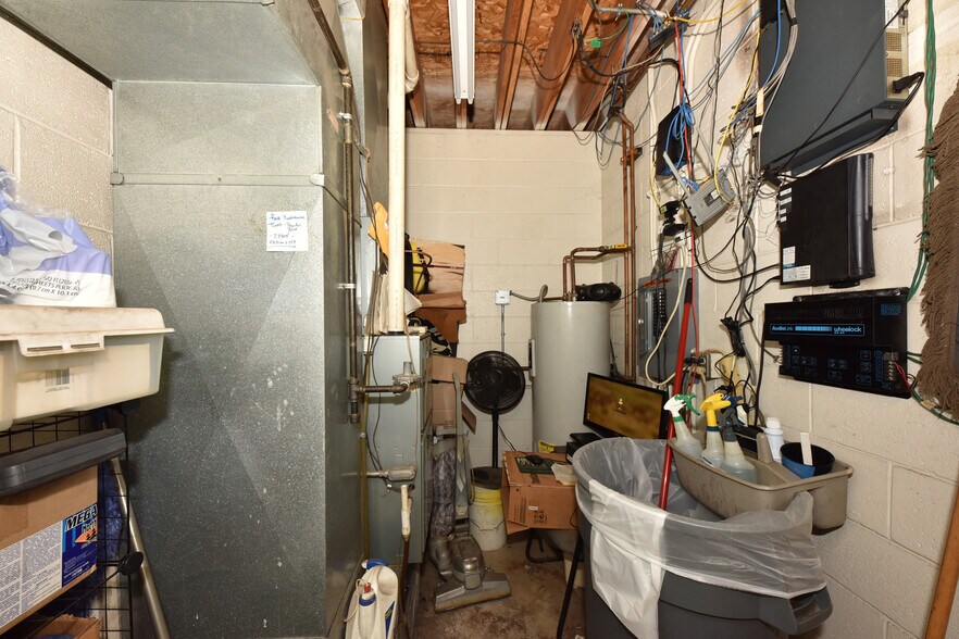 More Photos Of 820 W Sumner St, Hartford Auto Repair For Sale