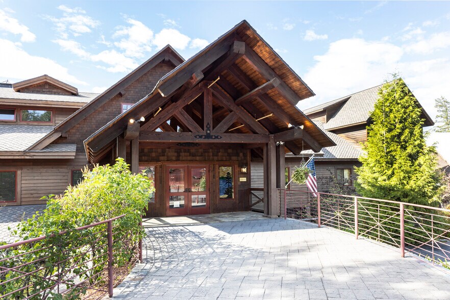 More Photos Of 41-45 Lakeshore Dr, Sagle Hotel For Sale