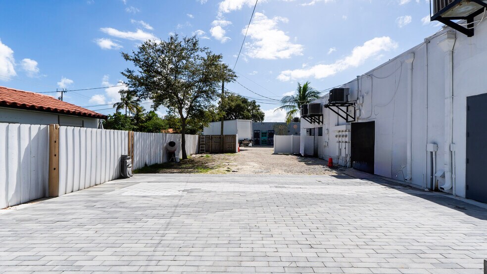 More Photos Of 13-19 S Federal Hwy, Dania Storefront For Lease