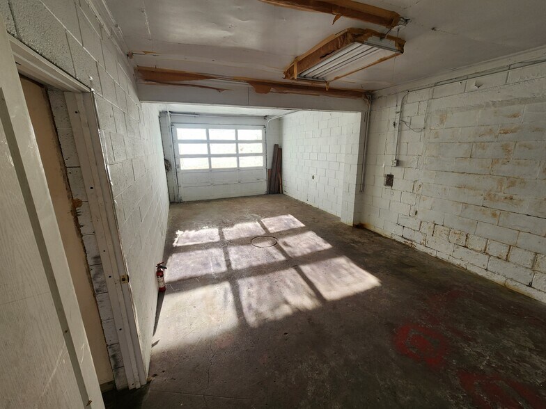 More Photos Of 2177 State St, Columbus Auto Repair For Lease