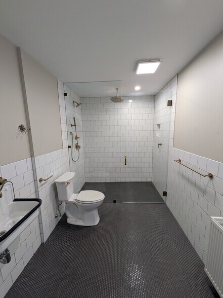 More Photos Of 160 Front St, Bath Storefront Retail Residential For Lease