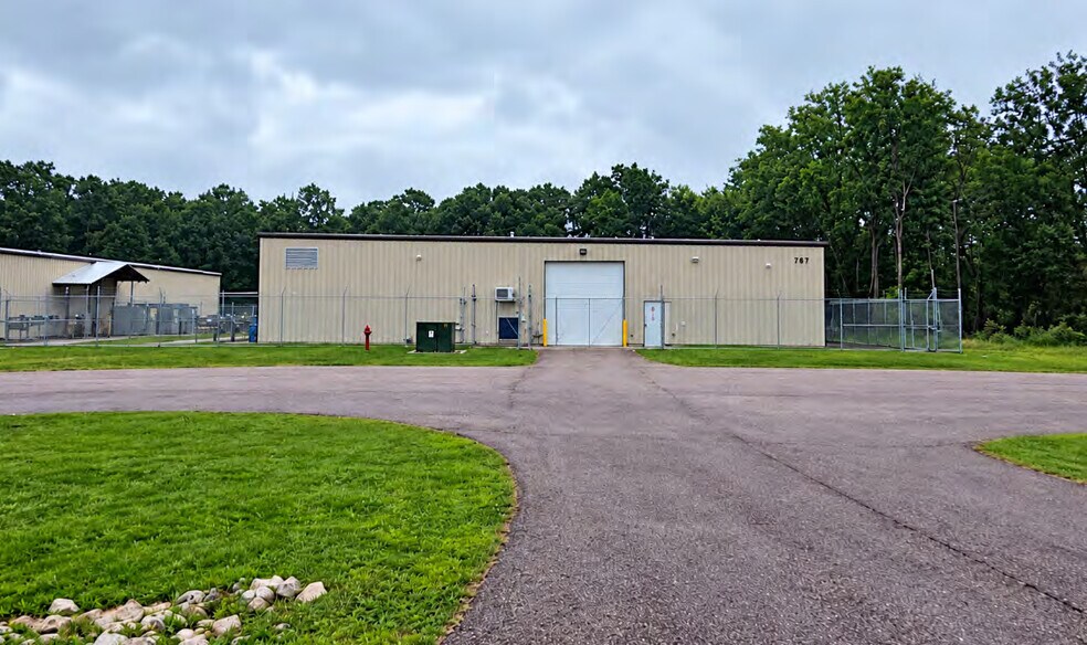 Primary Photo Of 737 Industrial Park Rd, Bangor Service For Sale