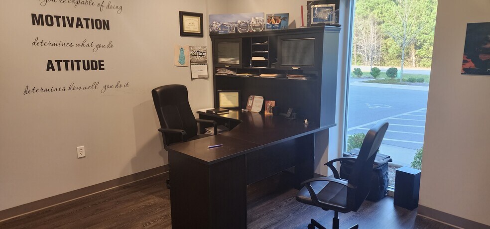 More Photos Of 2017 Corporate Dr, Wilmington Showroom For Lease