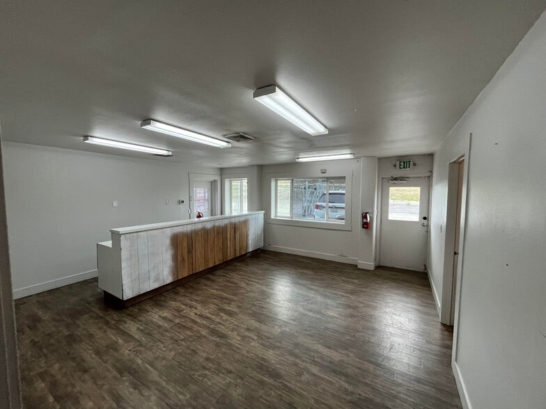 More Photos Of 1615 E Chemical Dr, Kennewick Distribution For Lease