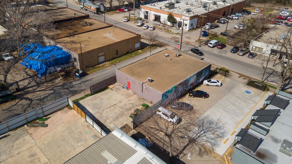 More Photos Of 914 W Commerce St, Dallas Showroom For Lease