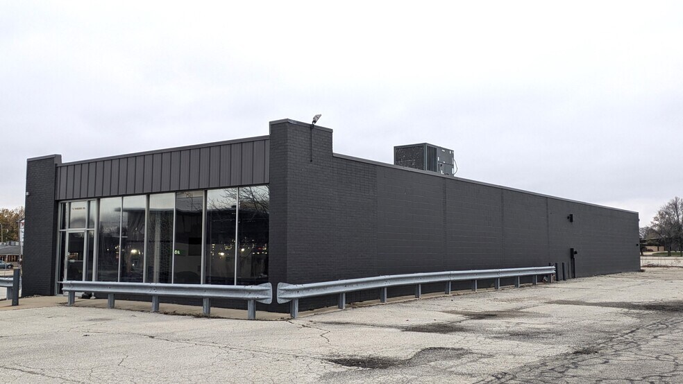 More Photos Of 3 Towanda Service Rd, Bloomington Flex For Sale