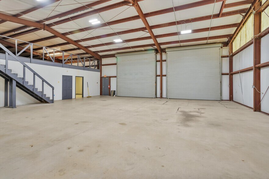 More Photos Of 11111 Neeshaw Dr, Houston Industrial For Lease