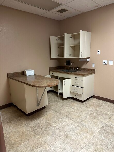 More Photos Of 1640-1670 North Ave, Grand Junction Veterinarian Kennel For Sale