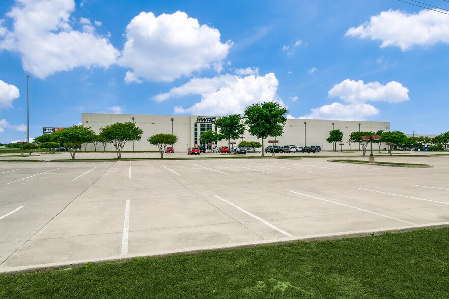 More Photos Of 2800 N Interstate 35E, Carrollton Industrial For Sale